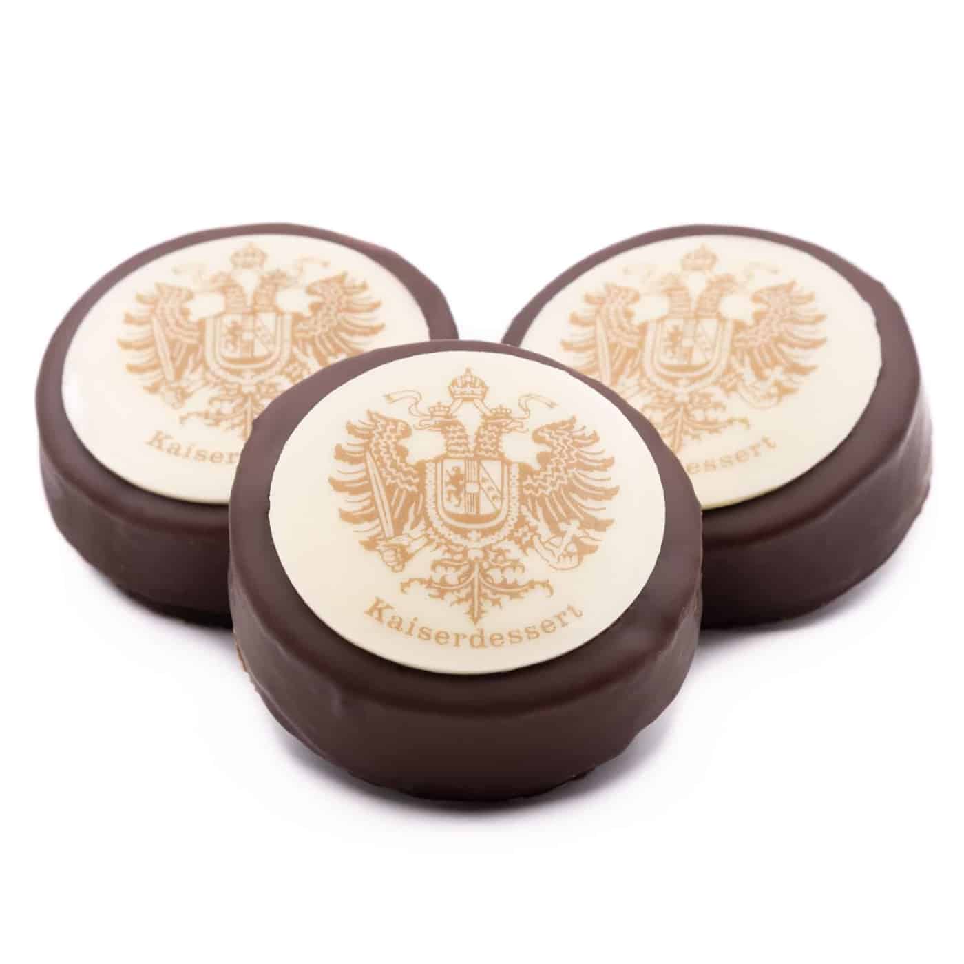 Kaiserdessert Orangen-Marzipan-Törtchen gefüllt mit Cointreau-Trüffelcreme, überzogen mit Zartbitterschokolade und weißer Schokolade.