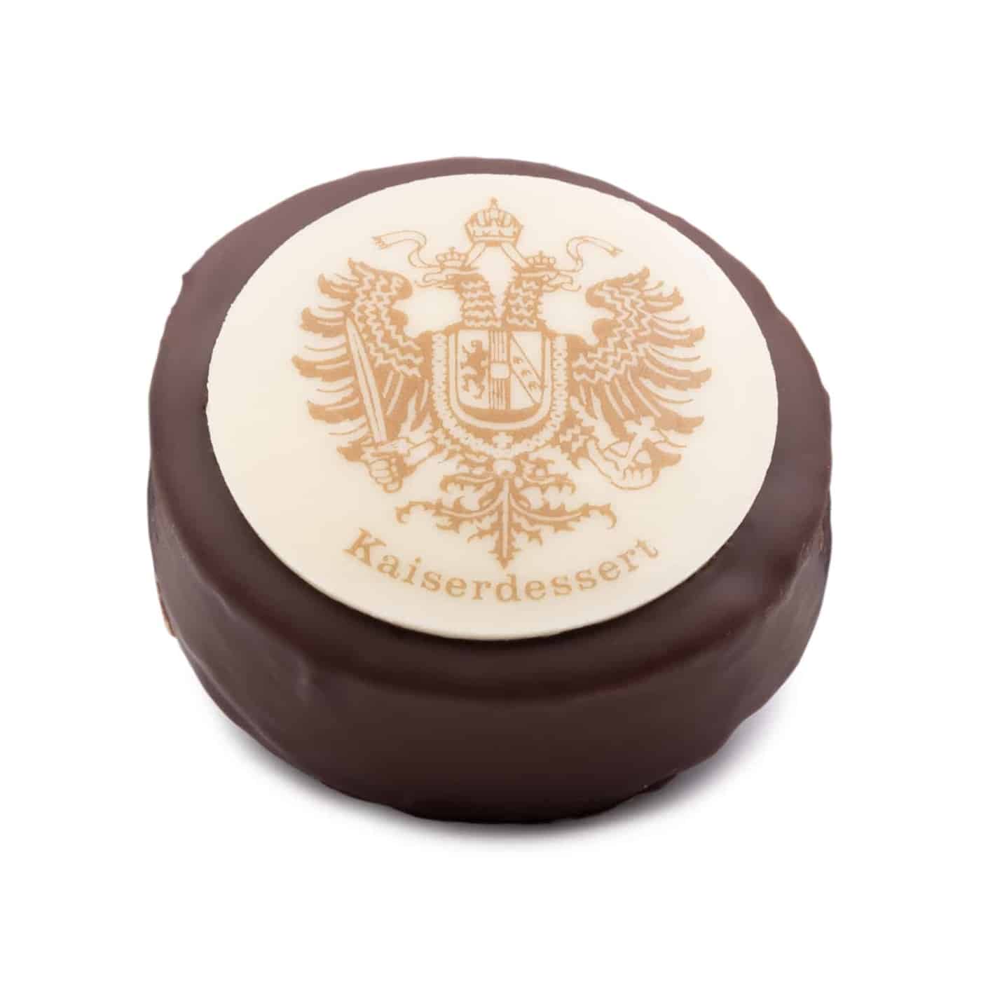 Kaiserdessert aus Orangen-Marzipan, gefüllt mit Cointreau-Trüffelcreme – überzogen mit Zartbitter- und weißer Schokolade.